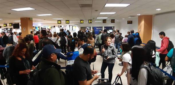 lima flughafen peru, menschen warten auf passkontrolle nach der ankunft - customs official examining emigration and immigration document stock-fotos und bilder