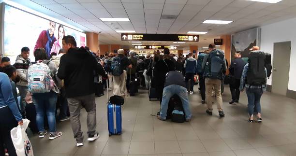 lima flughafen peru, menschen warten auf passkontrolle nach ankunft szene - customs official examining emigration and immigration document stock-fotos und bilder