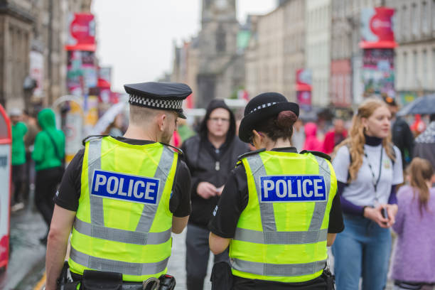 policja na royal mile podczas fringe - control clothing outdoors image technique zdjęcia i obrazy z banku zdjęć