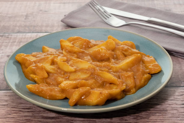 kartoffelfritten oder chips mit currysauce - curry sauces stock-fotos und bilder