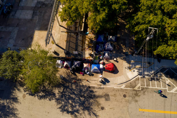 foto aerea senzatetto che vivono in tende nel centro di fort lauderdale florida usa - barracks foto e immagini stock