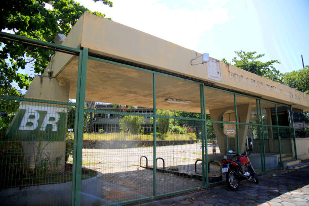 здание petrobras distribuidora в сальвадоре - oil rig brazil oil industry petroleum стоковые фото и изображения