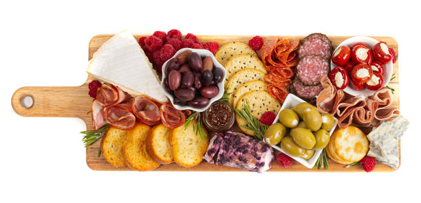 herzhafte charcuterie board bedeckt in fleisch oliven paprika beeren und käse - antipasto stock-fotos und bilder