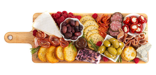 planche de charcuterie salée recouverte de viandes olives poivrons baies et fromage - antipasto photos et images de collection