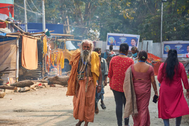 sadhus kommt in gangasagar mela transitlager, in babughat, kalkutta - indian ethnicity sadhu india pilgrim stock-fotos und bilder