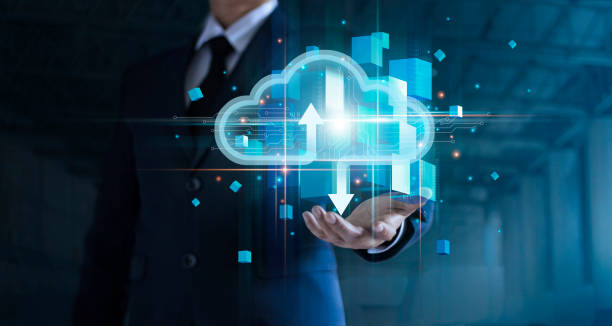 Businessman hand holding cloud computing online connecting to big data analytics. Block chain network technology and intelligence data storage develop smart decision in global business solution. businessman sostiene a mano la computación en la nube en línea que se conecta al análisis de big data. la tecnología de red de cadena de bloques y el almacenamiento de datos de inteligencia desarrollan una decisión inteligente en la solución empresar
