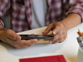 m%C3%A4nnliche-h%C3%A4nde-halten-horizontales-smartphone-auf-wei%C3%9Fem-arbeitstisch.jpg?b=1&s=170x170&k=20&c=J6C-YnhkI33HAoMMSU0aZFW1174X6kLiCmYfUuHsRbU=