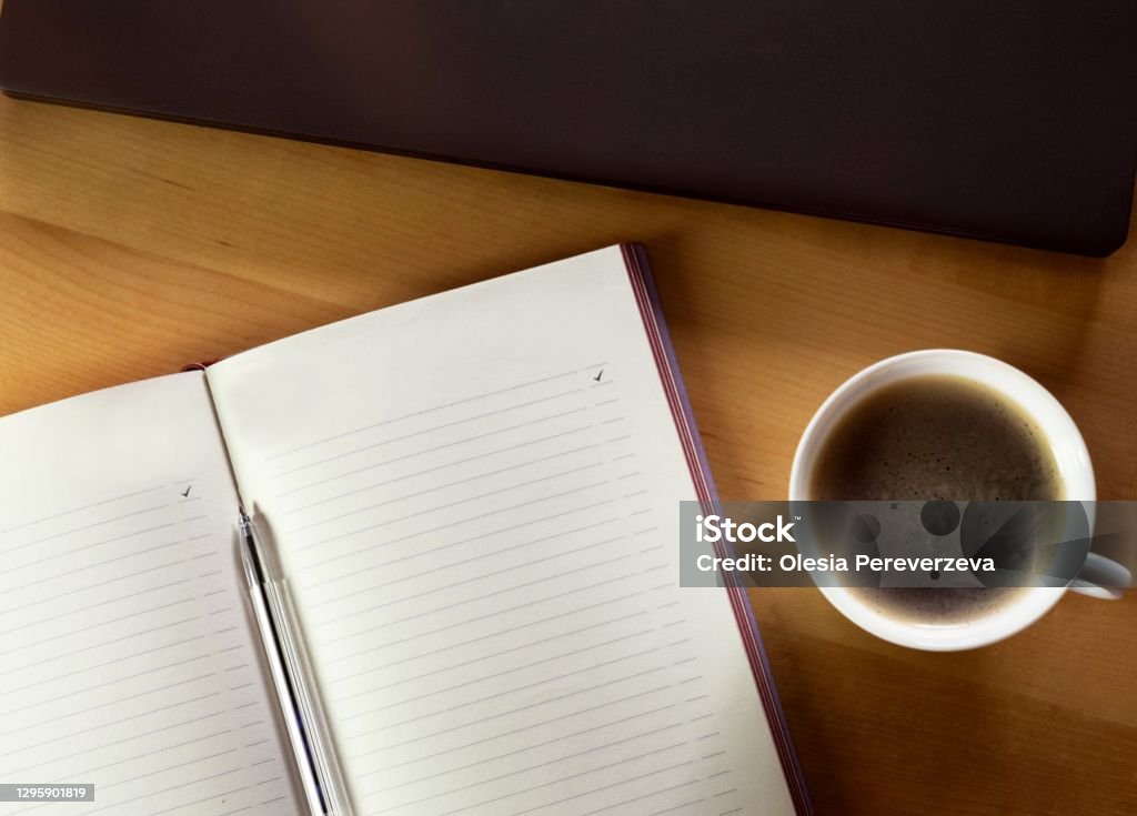 Bir fincan kahve, bir dizüstü bilgisayar ve tahta bir masada bir dizüstü bilgisayar. - Royalty-free Ahşap Stok görsel Bir fincan kahve, bir dizüstü bilgisayar ve tahta bir masada bir dizüstü bilgisayar. - Royalty-free Ahşap Stok görsel