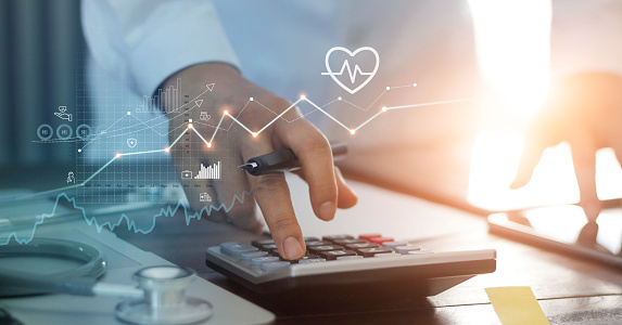 Datos gráficos de negocios de atención médica y crecimiento, Médico utilizar calculadora y calcular los costos de atención médica y el análisis de informe médico en tabletas. photo