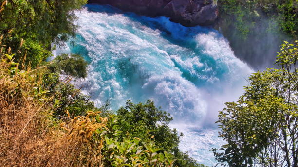 les eaux déchaînées de huka falls à taupo nz - chutes de huka photos et images de collection