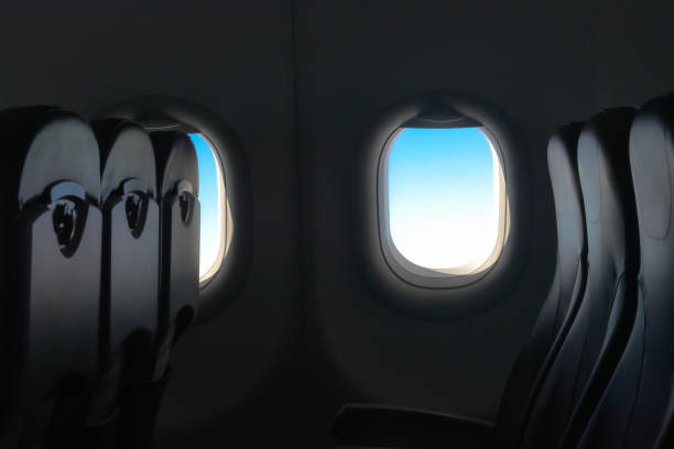 Concept of flight safety, in flight, cabin interior, airplane window seat as the the photo shows amazing interior of a plane which is flying vacant due to travel restrictions and due to low demand of air travel. hermosa fotografía de tecla baja del interior de la cabina del avión de pasajeros, con increíble tinte azul del cielo desde la ventana. está volando vacante y vacío debido a la baja demanda de viajes aéreos durante la pandemia de covid-19.