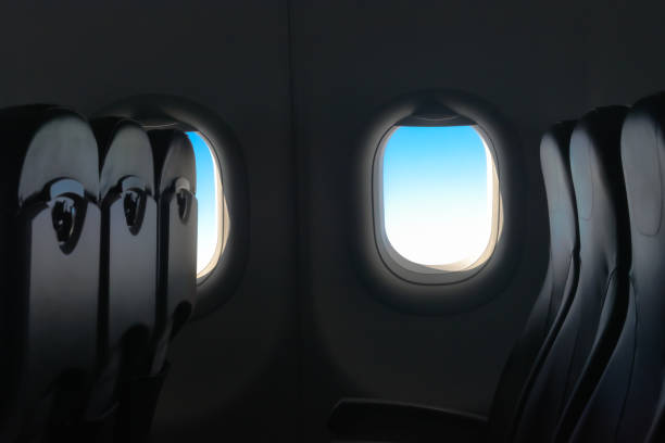 belle photographie basse de l’intérieur de cabine de l’avion de passager, avec la teinte bleue étonnante du ciel de la fenêtre. il vole vacant et vide en raison de la faible demande de transport aérien pendant la pandémie covid-19. - occupancy photos et images de collection