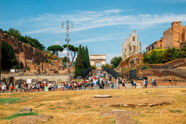 арка площади тита с туристом в риме, италия - arch of titus стоковые фото и изображения