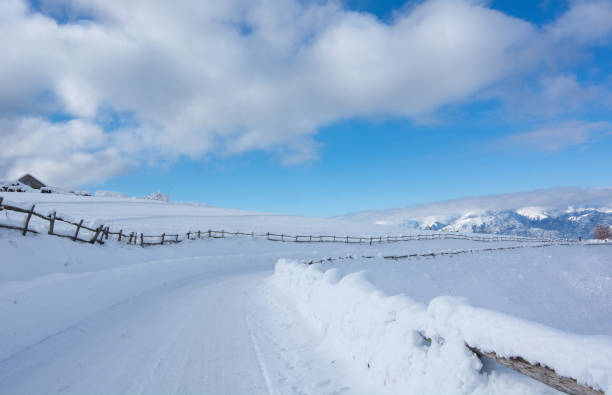 na estrada na neve - colorado road mountain landscape - fotografias e filmes do acervo