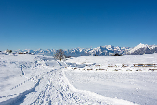 un camino de montaña en la nieve photo