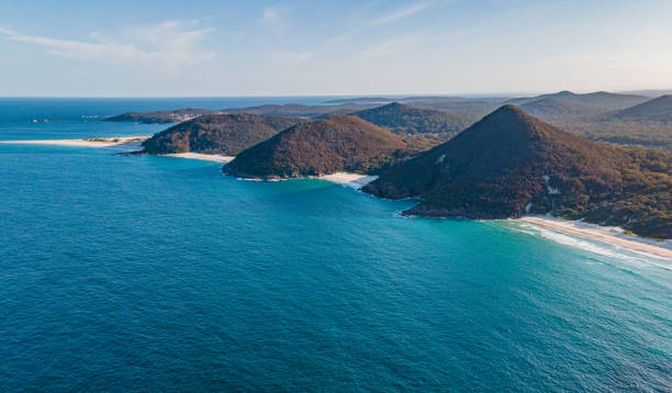 vue aérienne de la plage de zenith, de la plage d’épave et de la plage de boîte - port stephens new south wales australia coastline photos et images de collection