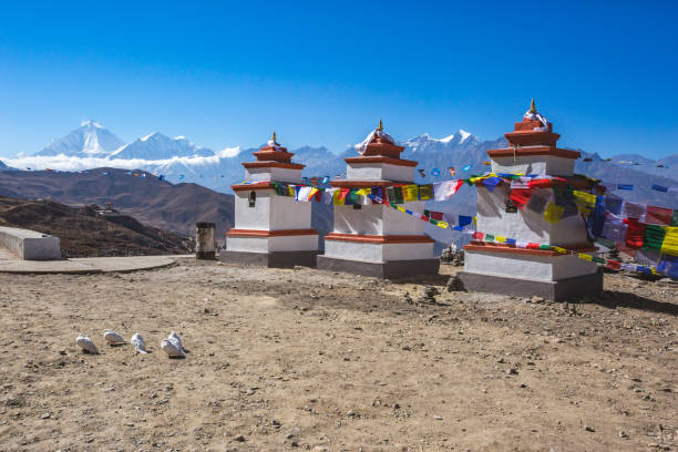 trzy stupy w kompleksie świątynowym muktinath. nepal - muktinath zdjęcia i obrazy z banku zdjęć