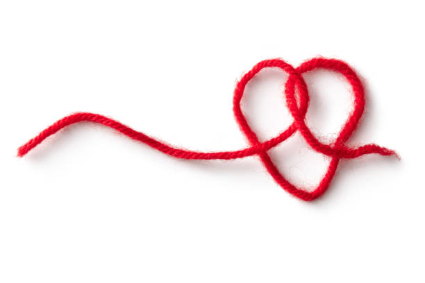 tekstylia: nić w kształcie serca izolowana na białym tle - wool knitting heart shape thread zdjęcia i obrazy z banku zdjęć