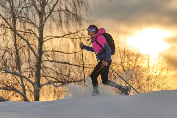 una joven deportiva corre con raquetas de nieve - winter snowshoeing running snowshoe fotografías e imágenes de stock