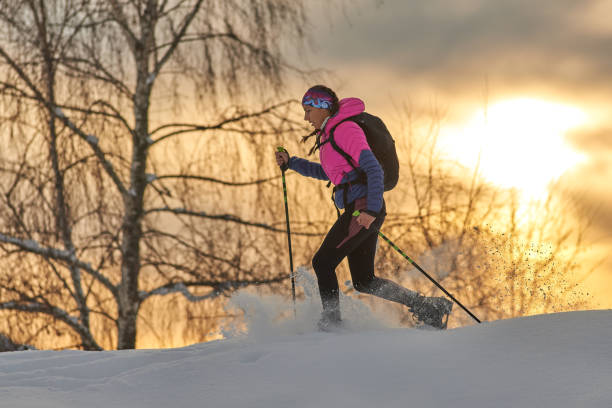 una giovane ragazza sportiva corre con le ciasli - winter snowshoeing running snowshoe foto e immagini stock