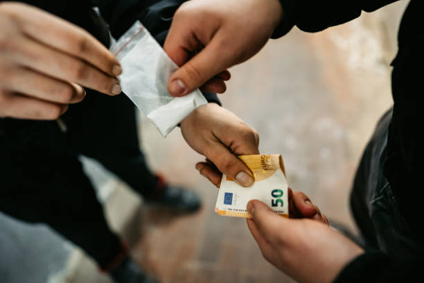 homme achetant la drogue sur la rue - drug dealer photos photos et images de collection