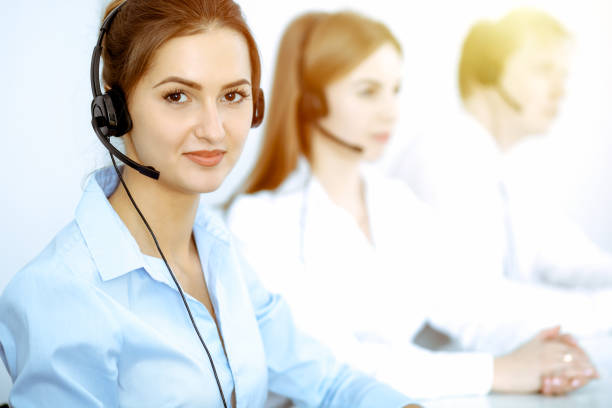 centro de llamadas. concéntrese en una hermosa mujer de negocios con auriculares - professional occupation three people businessman human head fotografías e imágenes de stock