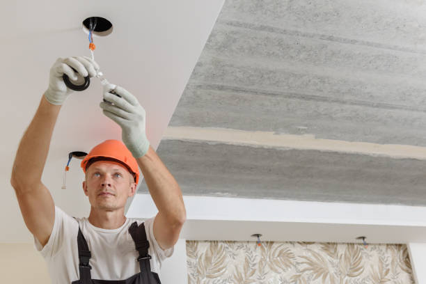 электрик устанавливает светодиодные прожекторы на потолке. - led lighting equipment light bulb installing стоковые фото и изображения