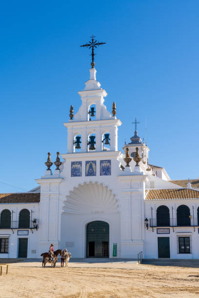 igreja ermita de rocio e praça da cidade com cavalos e cavaleiros - spain tower town square andalusia - fotografias e filmes do acervo