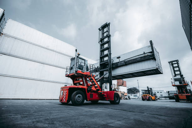 transport logistik der internationalen containerfrachtschifffahrt und frachtflugzeug in containerwerft, frachttransport, internationale globale schifffahrt - harbor commercial dock engineer service stock-fotos und bilder