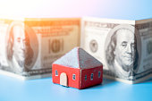 immobilien-und-geld-holzspielzeughaus-und-hundert-dollar-schein-auf-blauem-hintergrund.jpg?b=1&s=170x170&k=20&c=nGOWoTR46MGP2ZlQ8DThrunczI24FYJWgYiWHGIYqVQ=
