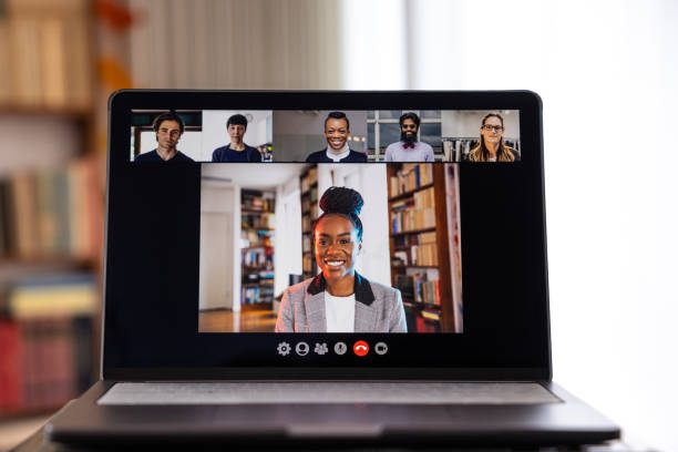 conferência de vídeo de transmissão ao vivo. mulher hospedando uma chamada esperando o atendimento dos usuários - computer monitor symbol isolated photograph - fotografias e filmes do acervo