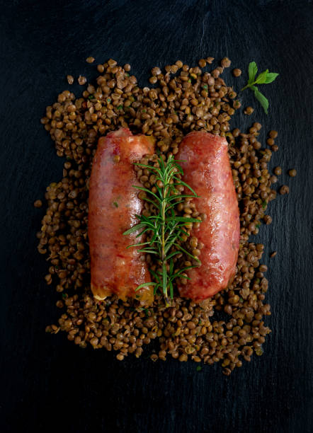 cotechino de porco com lentilhas na pedra de ardósia. - editorial europe food drink - fotografias e filmes do acervo