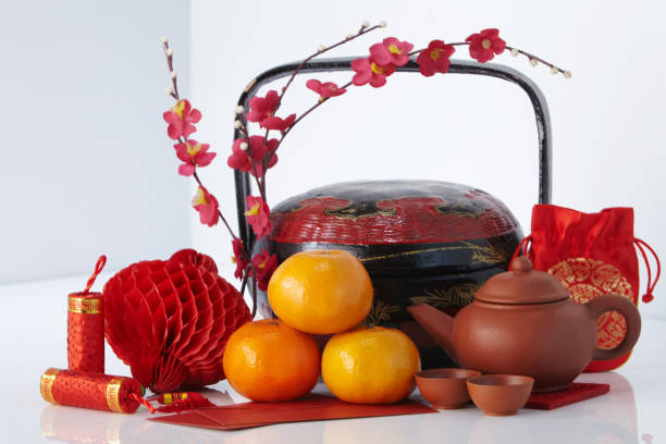 mandarino arancione con pacchetto rosso cinese nuovo anno decorazione ornamento isolato su bianco - chinese tea teapot isolated tea foto e immagini stock