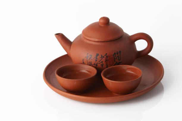 teiera cinese e tazza su sfondo bianco - chinese tea teapot isolated tea foto e immagini stock