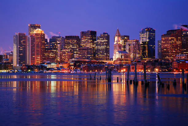 skyline von boston reflektiert - boston urban scene skyline sunset stock-fotos und bilder