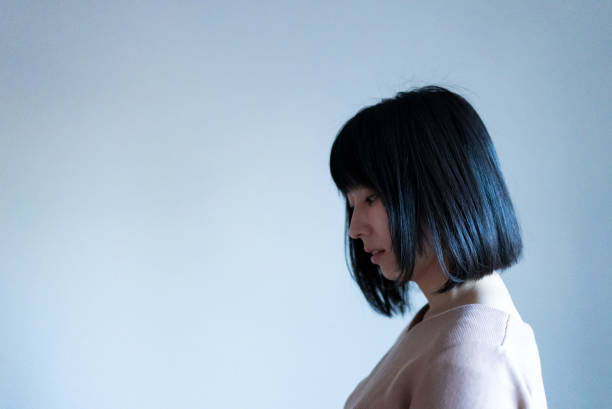 屋内アジア女性の肖像画 - 対人恐怖症 日本人 ストックフォトと画像