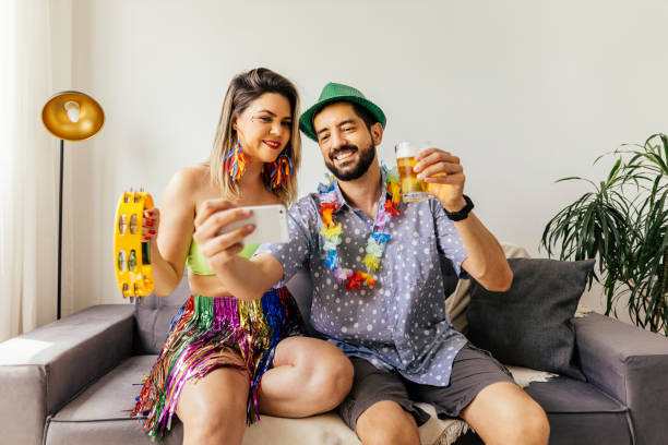 carnaval brasileño. pareja celebrando el carnaval en casa - carnival drink people party fotografías e imágenes de stock