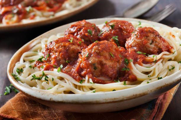 linguine mit türkei fleischbällchen in einer marinara sauce - spaghetti stock-fotos und bilder