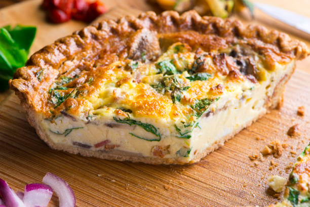 quiche. bauernhof frische eier gemischt mit spinat, speck, schinken, wurst, käse, gemüse in einer tortenkruste gegossen und gebacken. klassisches amerikanisches restaurant oder französisches bistro-frühstück oder brunch-liebling. - spinach quiche tart savory food stock-fotos und bilder