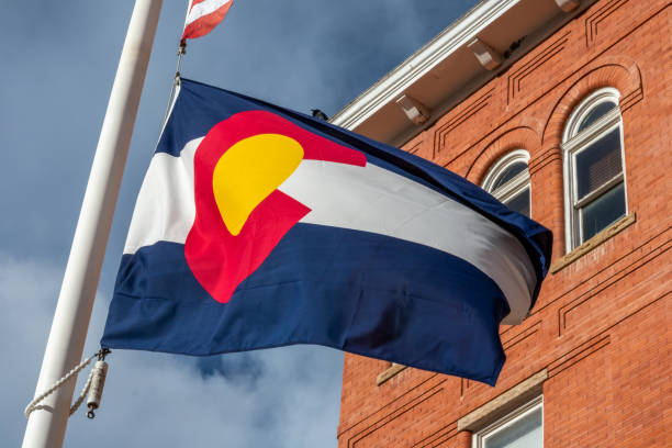 bandera de colorado frente al edificio - central city colorado fotos fotografías e imágenes de stock