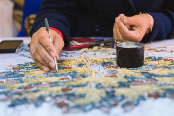 artista, ferramentas de mosaico, artesanato, usa pinças para fazer mosaico, close-up. processo antigo de fazer mosaicos. madaba - mosaic human hand craft artist - fotografias e filmes do acervo