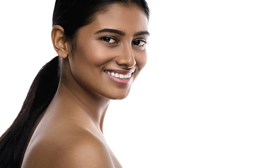 Joven y hermosa mujer india con una piel suave photo