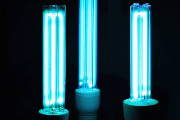 lâmpada uvc para esterilização - conceito de prevenção covid-19 - luz ultravioleta eletromagnético - fotografias e filmes do acervo