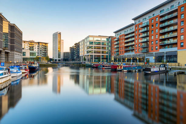 leeds dock al crepuscolo, leeds, yorkshire, inghilterra, regno unito - leeds england uk city famous place foto e immagini stock