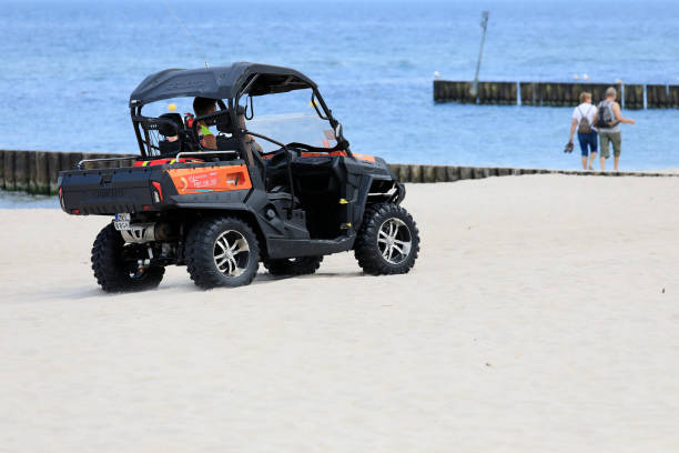 mały pojazd ratowniczy na plaży w kołobrzegu - beach buggy zdjęcia i obrazy z banku zdjęć