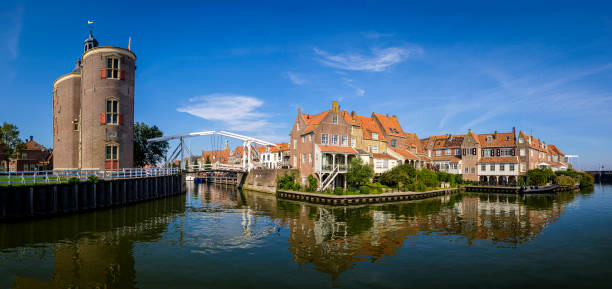 Houses at Yacht Harbor Oosterhaven, Enkhuizen, North Holland, West-Frisia, Netherlands. View from southern gateway „Drommedaris“ and Oude Haven drawbridge on the left, to the drawbridge Blauwpoortsbrug on the right Houses at Yacht Harbor Oosterhaven, Enkhuizen, North Holland, West-Frisia, Netherlands. View from southern gateway „Drommedaris“ and Oude Haven drawbridge on the left, to the drawbridge Blauwpoortsbrug on the right. enkhuizen stock pictures, royalty-free photos & images