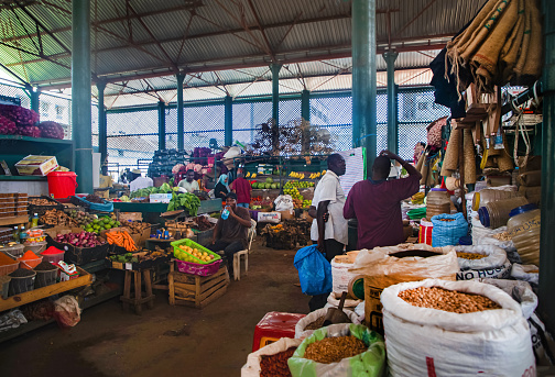 Diani beach,Mombasa, Kenya. 19 oktober 2019. agricultural market in Mombasa. Vegetables, fruits, meat, live poultry