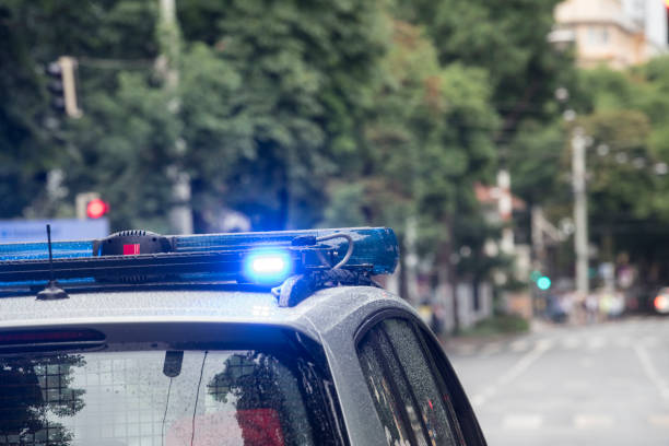 señal de luz azul en un coche de policía - austria fotografías e imágenes de stock
