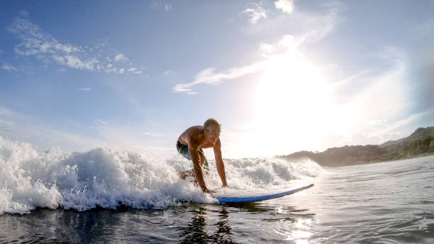 pov-ansicht des menschen, der morgens surfen lernt - surfing surf wave men stock-fotos und bilder