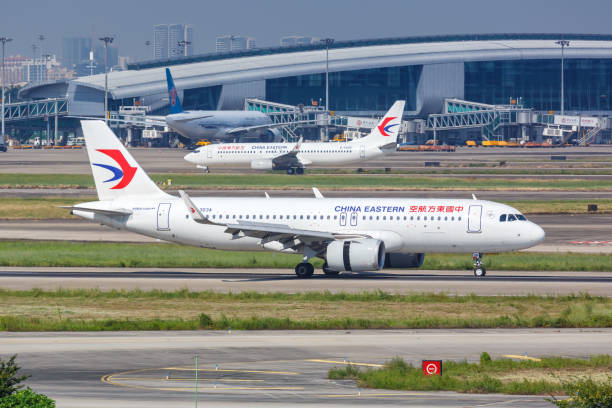 china eastern airlines airbus a320neo avion guangzhou baiyun airport en chine - china eastern airlines photos et images de collection